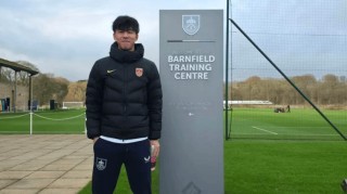 官宣！英超倒数第2签18岁中国前锋 身披9号球衣，租借塞尔维亚球队