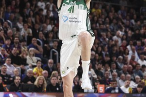 巴萨后卫库巴西染红引争议，裁判专家：判罚正确但不想罚下他