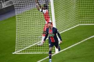 米兰体育报：巴黎批准2376红军球迷入场，欧冠夜王子公园重现喧嚣